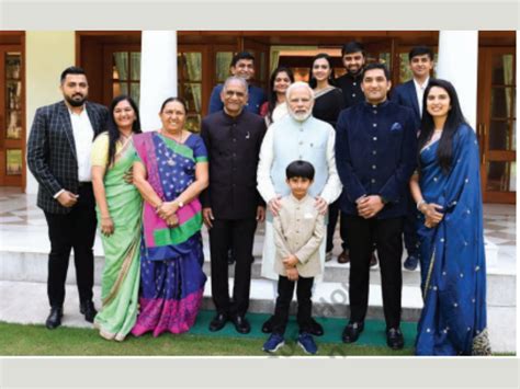 famille kapoor|Prime Minister Narendra Modi Meets Kapoor Family To Honour。